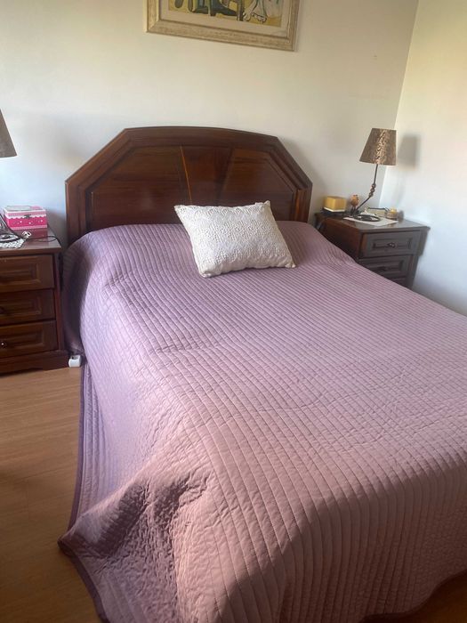 Quarto completo: cama de casal em madeira + 2 mesas de cabeceira  | Preço baixo p/ venda rápida