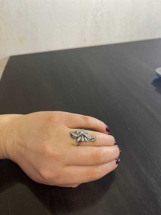 Срібна ажурна каблучка з камінцями