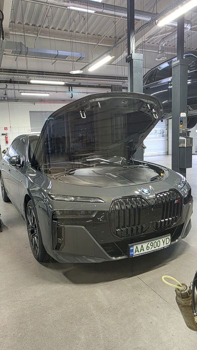 BMW i7 електромобіль