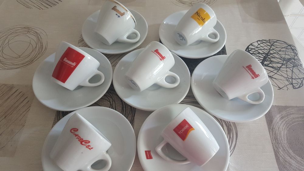 Diversas chávenas de coleção