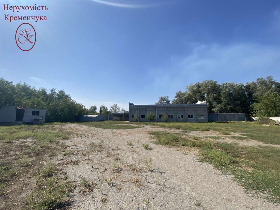 Продаж територіі 0,5 га з ангаром та складами.