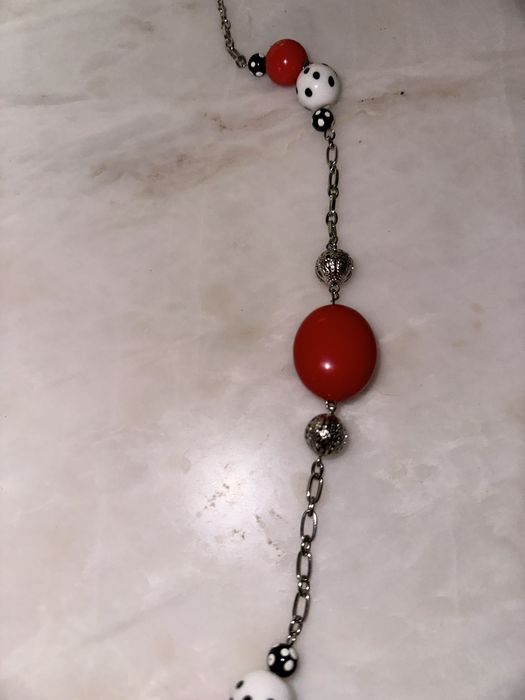 Colar prateado com pedras vermelhas e brancas