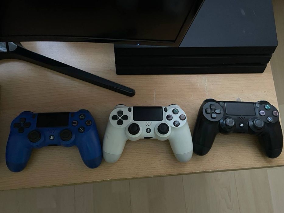 Комплект: PS4 Pro,  3 джойстика, монітор