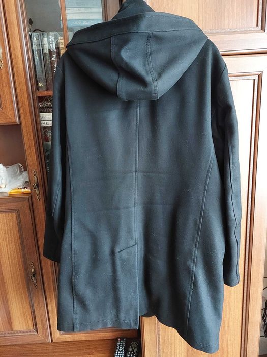 Черное пальто с капюшоном