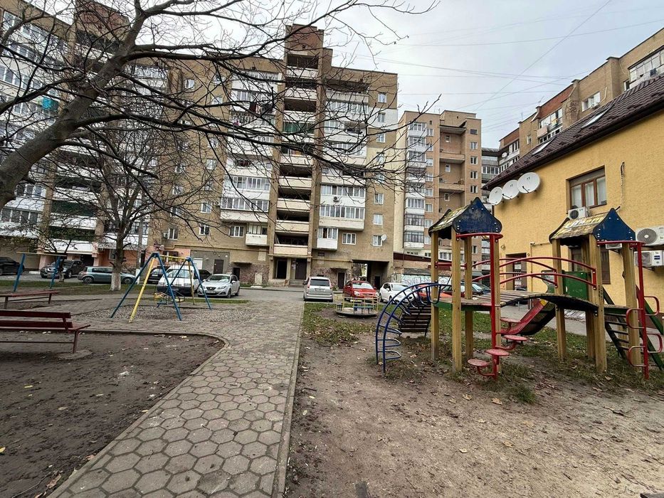 Простора 2-кімнатна, зручна локація, гарне планування, вигідна ціна