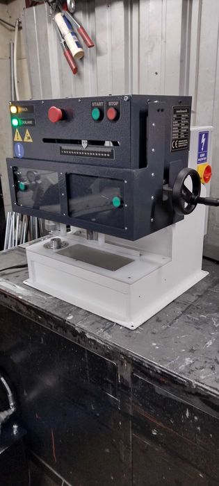 Prasa do zakuwania, wycinania oczek, nitów, zakuwarka, oczkarka