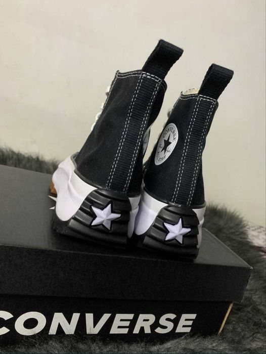 Кеди converse на платформі.