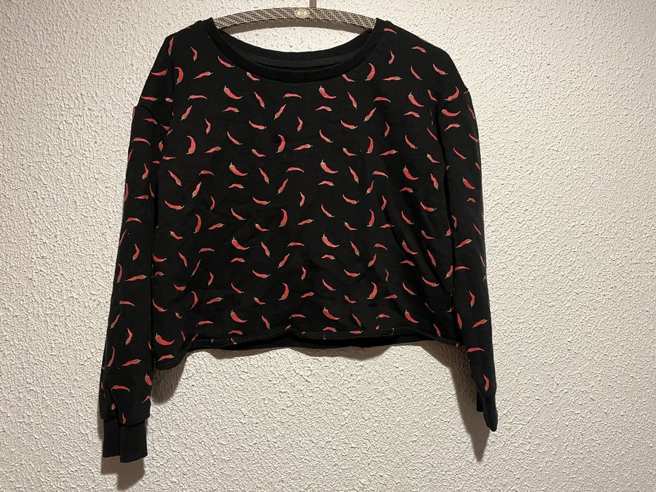 Czarna bluza z nadrukiem czerwonej papryki chili.