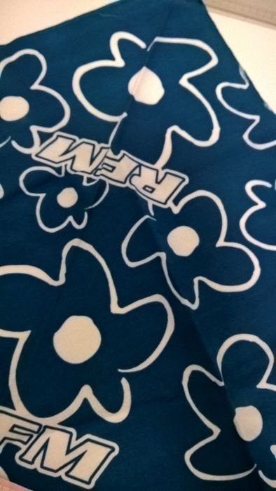 Lenço triangular branco e azul