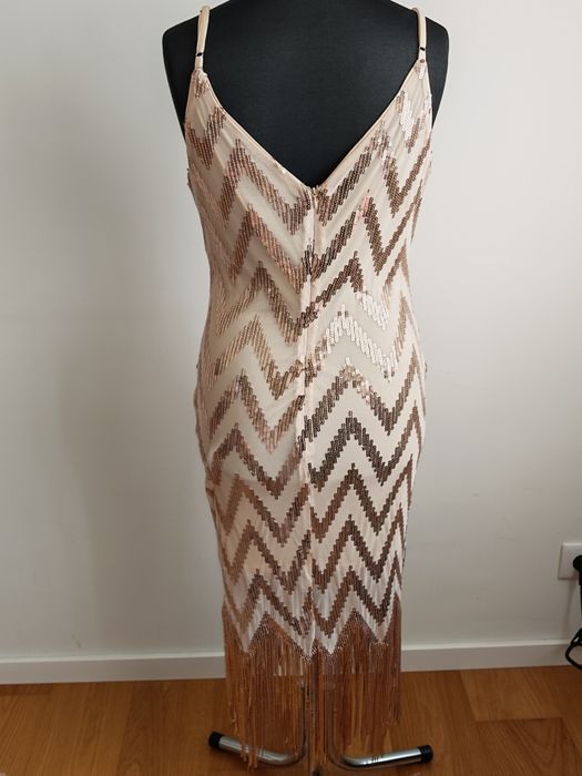 Vestido nude com aplicação de lantejoulas
