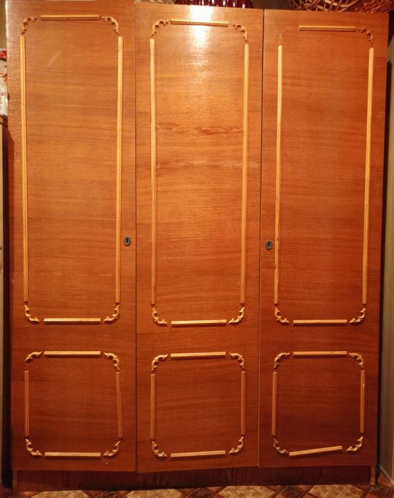 Шафа з антресоллю в гарному стані