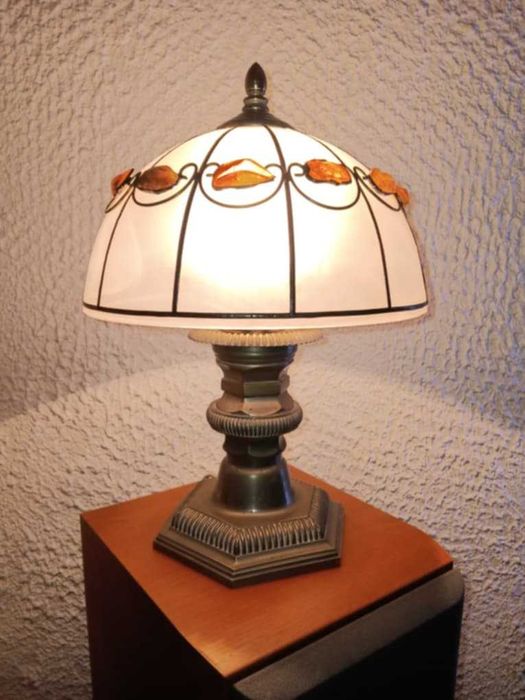 Lampka na pięknej cynowej podstawce