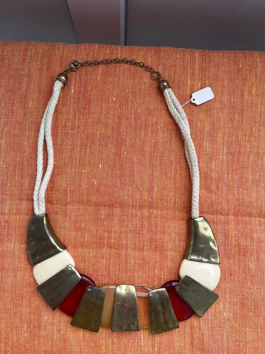 Кольє з жовтоватого металу і пластику