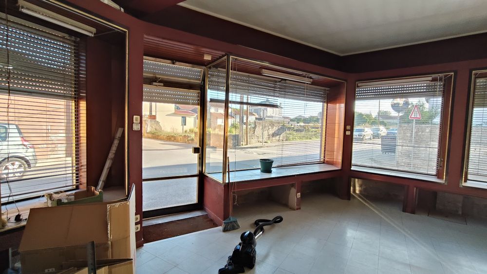 Arrenda-se loja no centro de CACIA próximo a estação CP, toda esquina