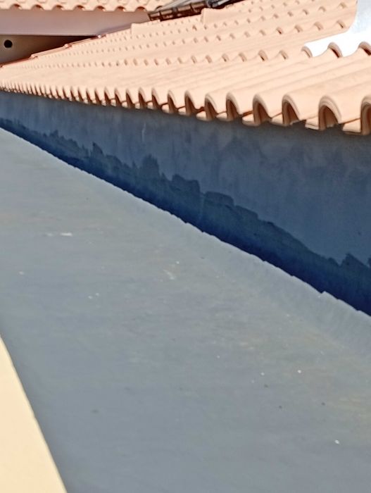 Faço pequenos trabalhos de construção pintura eletrecidade e canalização.