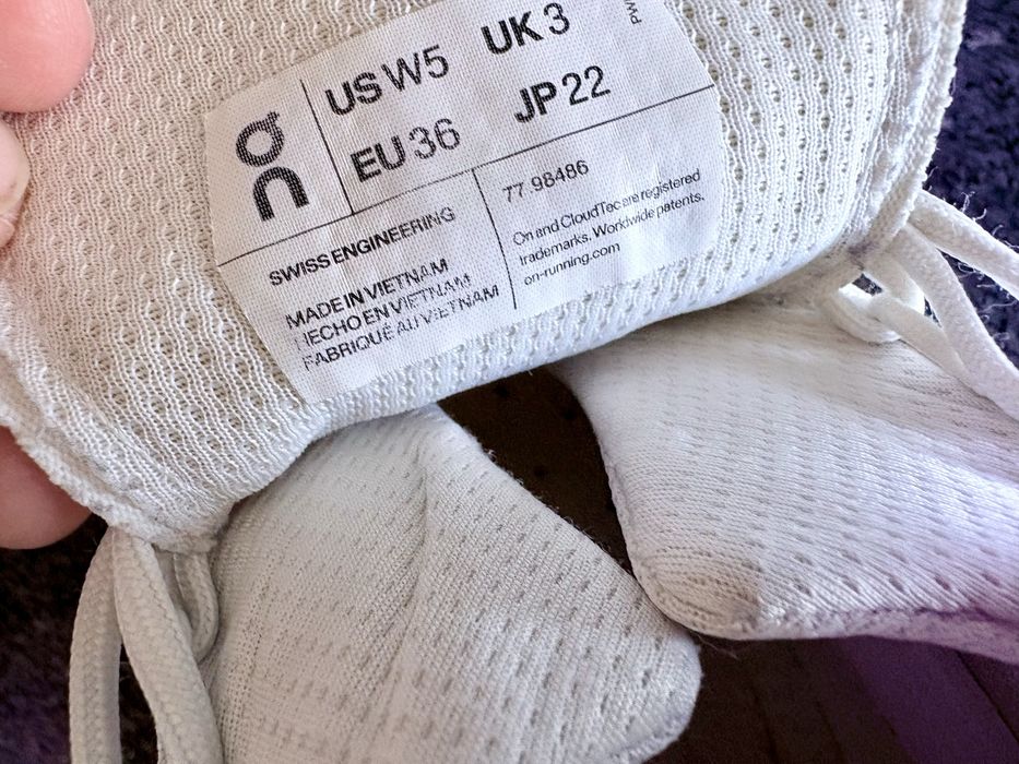 Białe sneakersy Cloud marki On