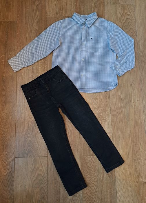 Черные джинсы и рубашка с длинным рукавом для мальчика