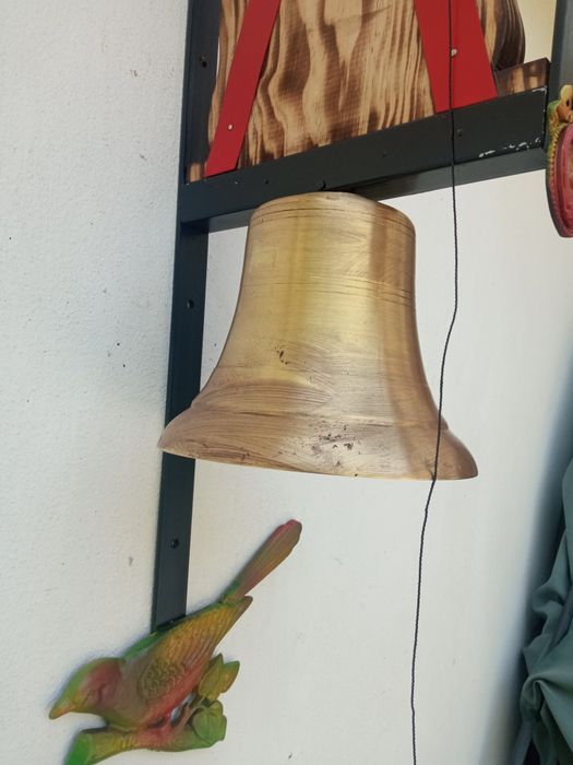 Bonito e grande sino de e para quinta.