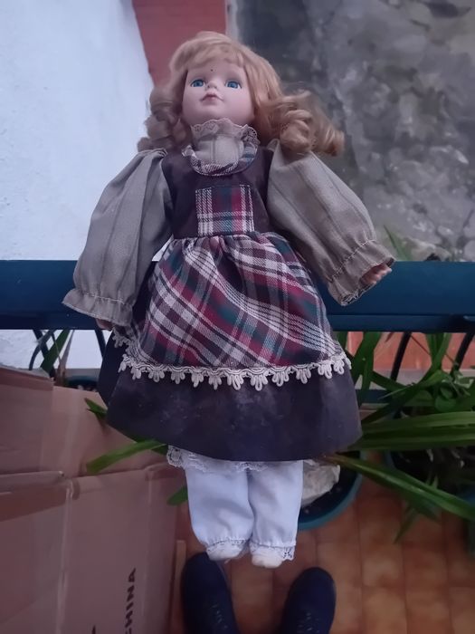 Boneca antiga de porcelana em bom estado geral
