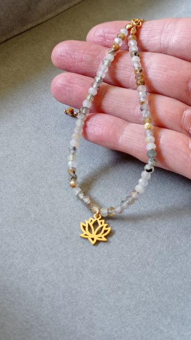 Krótki naszyjnik  damski z kwarcem oraz złotą zawieszką kwiatem