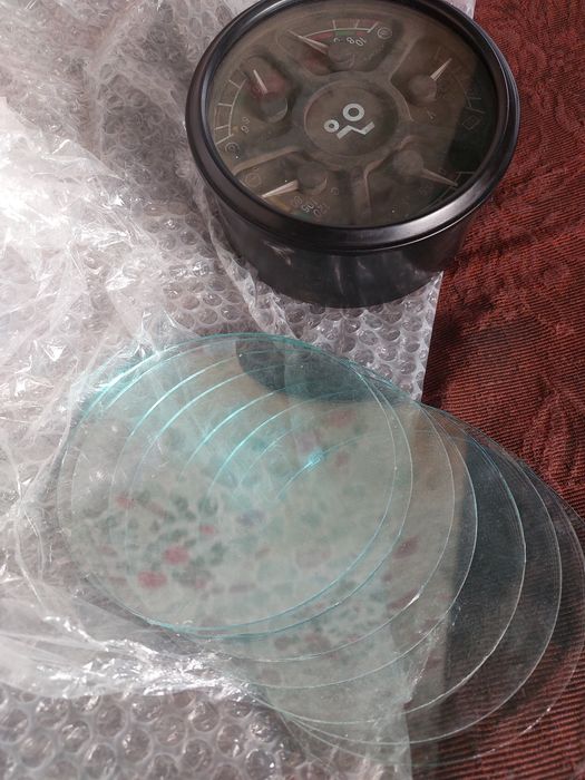 Стекло дачиков  комбинацеи мтз