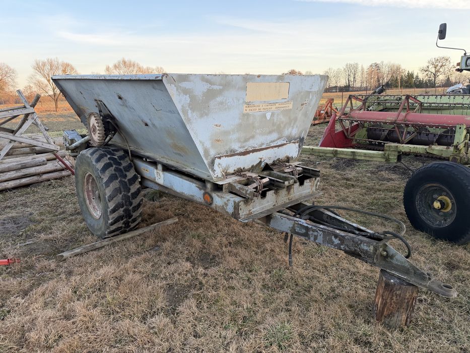 RCW  5– Rozsiewacz Wapna Nawozu – Mocna Maszyna