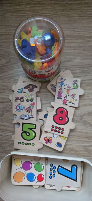 Drewniane puzzle liczby i alfabet