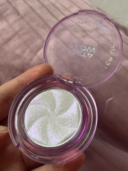 Rozświetlacz meta glow essence  duo-chrome