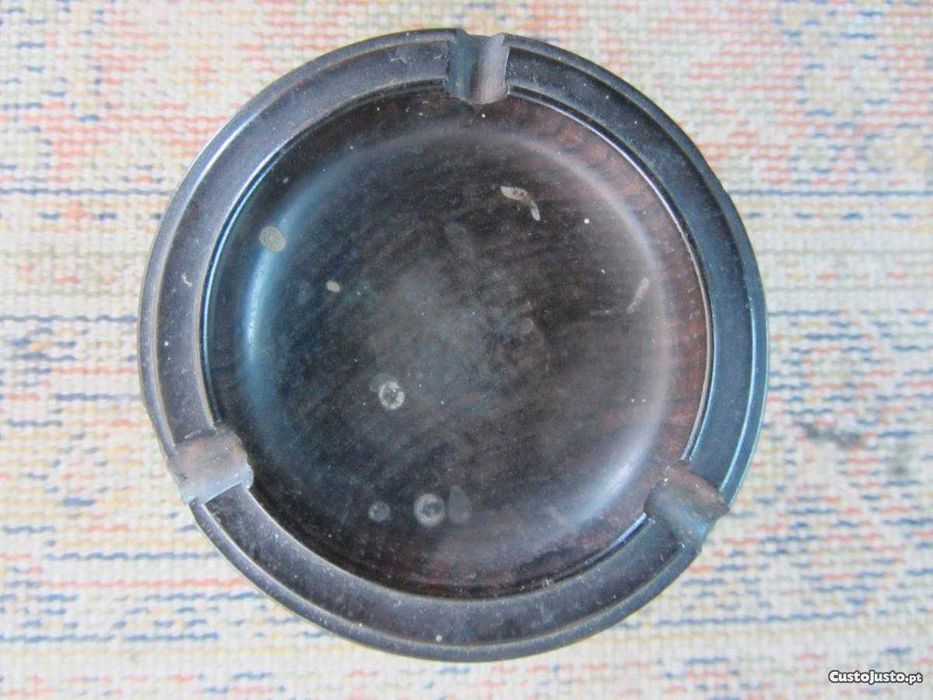 Cinzeiro de pé em Pau-Preto