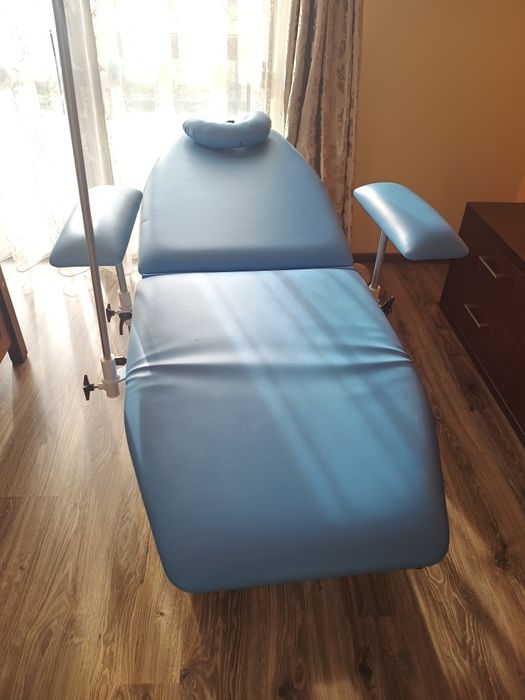 Łóżko zabiegowe regulowane z dodatkowymi elementami na kółkach