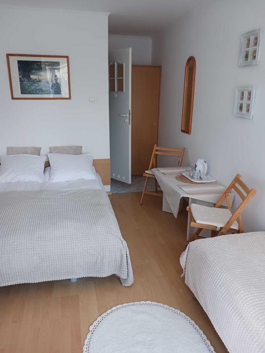 Łeba – Pokoje Gościnne Jana | Tanie kwatery prywatne | Noclegi nad morzem| Pokoje 2-3 osobowe z łazienką | Centrum | Darmowy parking i WiFi