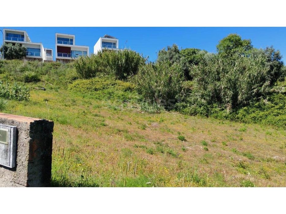 Lote habitacional localizado perto de serviços e comércio