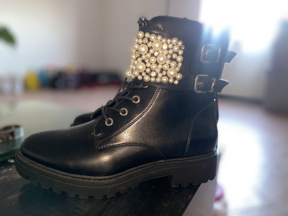 Botas Pretas com Pérolas – Tamanho 38