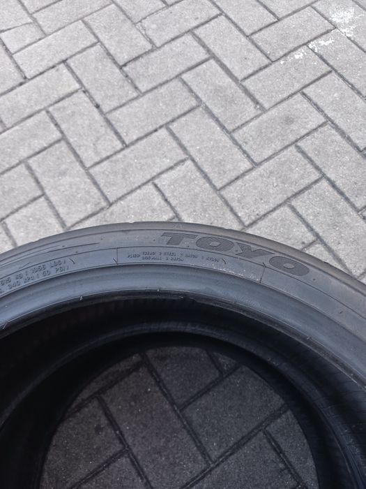 Vendo pneus semi-novos 233/35/19 Toyo