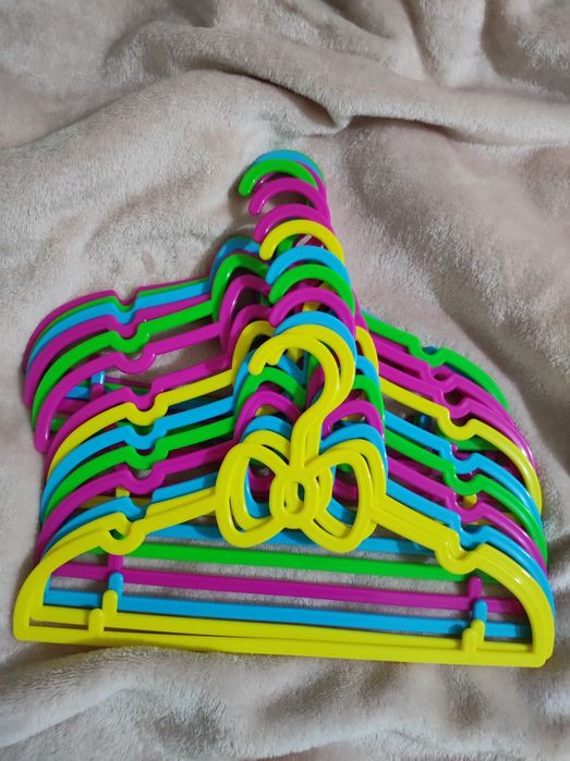 Cabides para roupa de bebé