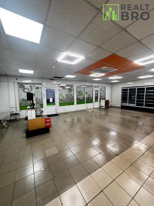 Фасадна торгова площа, хороший пішохідний трафік!