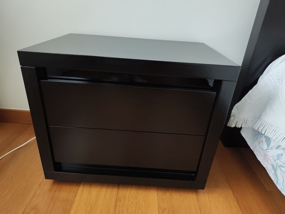 Mesa de Cabeceira Moderna Preta com 2 Gavetas