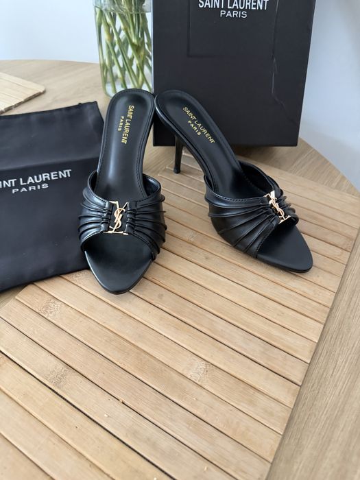 Szpilki YVES Saint Laurent Klapki Babylone Mules In Smooth Leather Sandały Mule