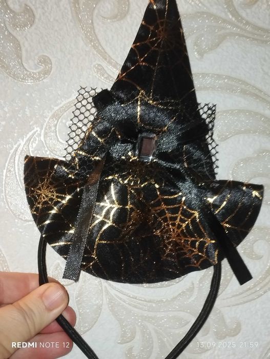 обруч з мініатюрним капелюхом , прикрашеним павутиною та сіткою.