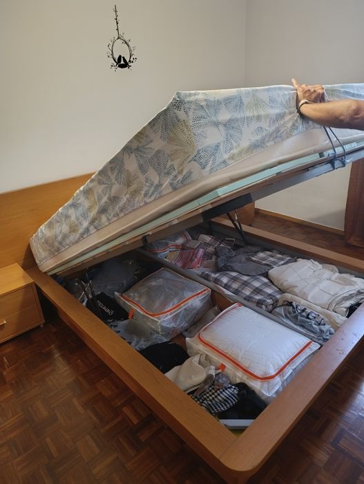 Cama de Casal em Madeira Maciça c/ Sommier Elevatório (Baú) + 2 Mesas de Cabeceira + Colchão