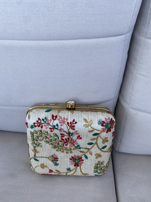 Bolsa bordada à mão