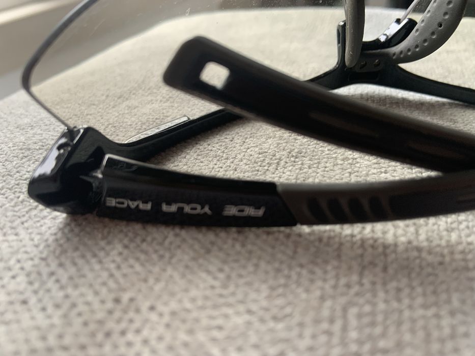 Óculos e bolsa de ciclismo