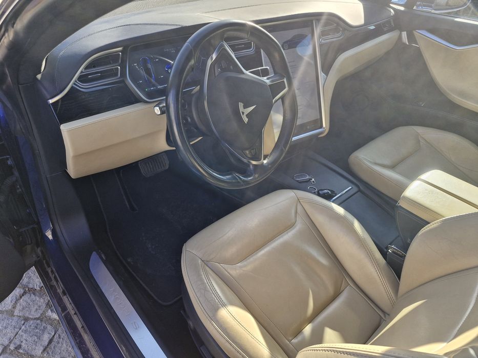 Автомобіль тесла