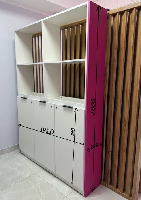 Шафа з тумбами, акцентна рожева стінка