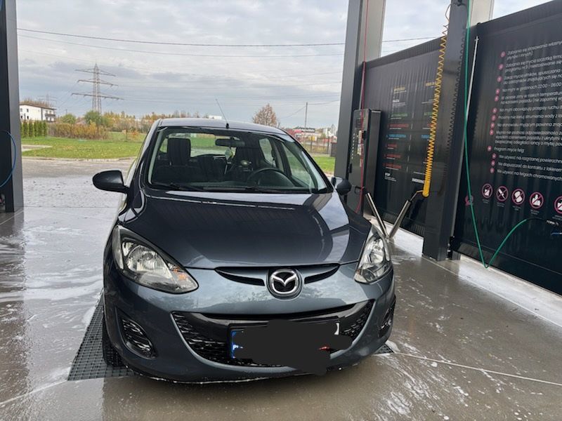Mazda 2  1.3 niski przebieg  2011 rok