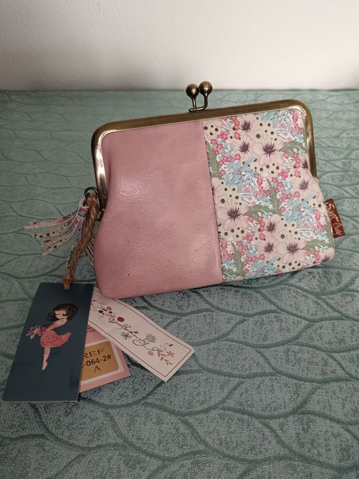 Carteira com porta moedas, fecho e porta cartões