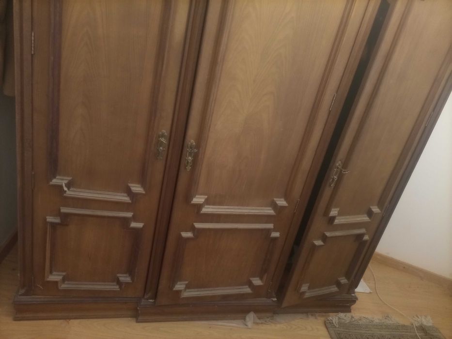 Guarda roupa três portas em madeira