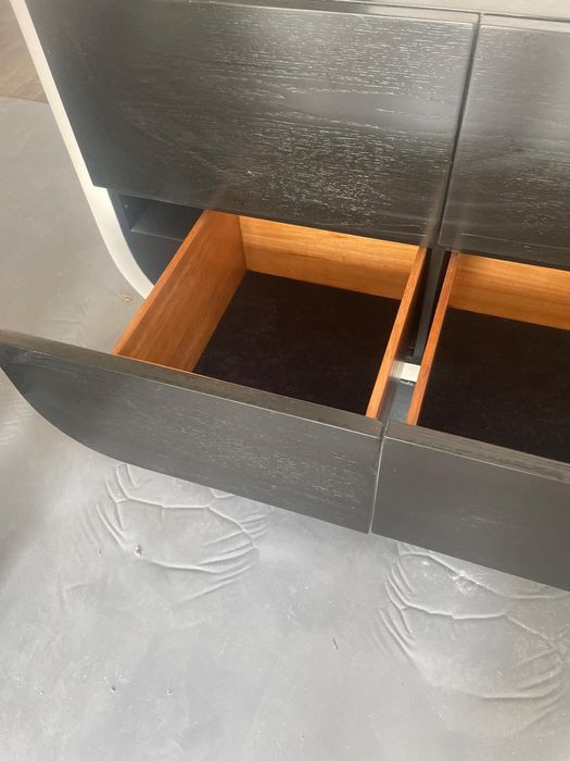 Comoda preta e branca