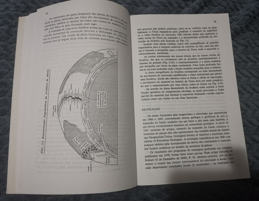 Livro universitário "A Terra"