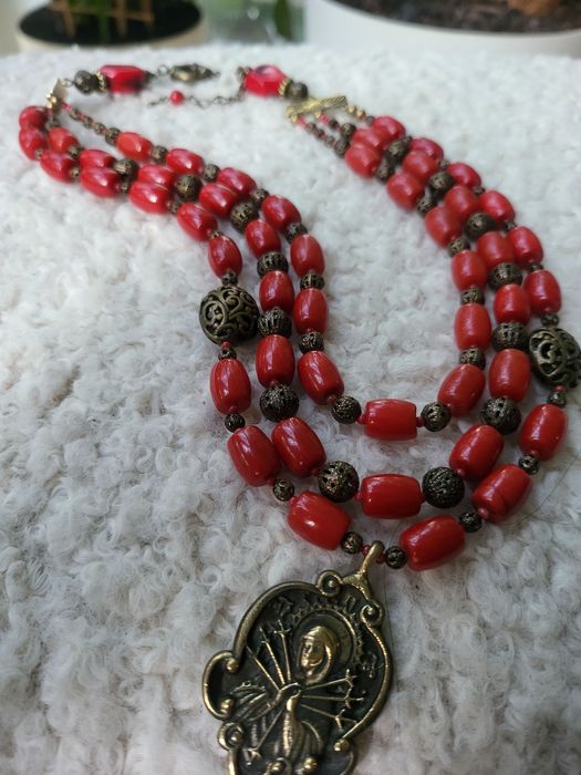 Авторське коралове кольє з бронзовою підвіскою "Богородиця"